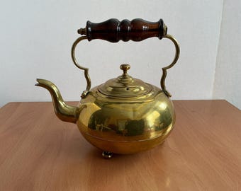 木製のノブと上部のハンドルが付いたヴィンテージの真鍮製コーヒー