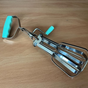 Vintage Hand Kitchen Mixer Egg Beater