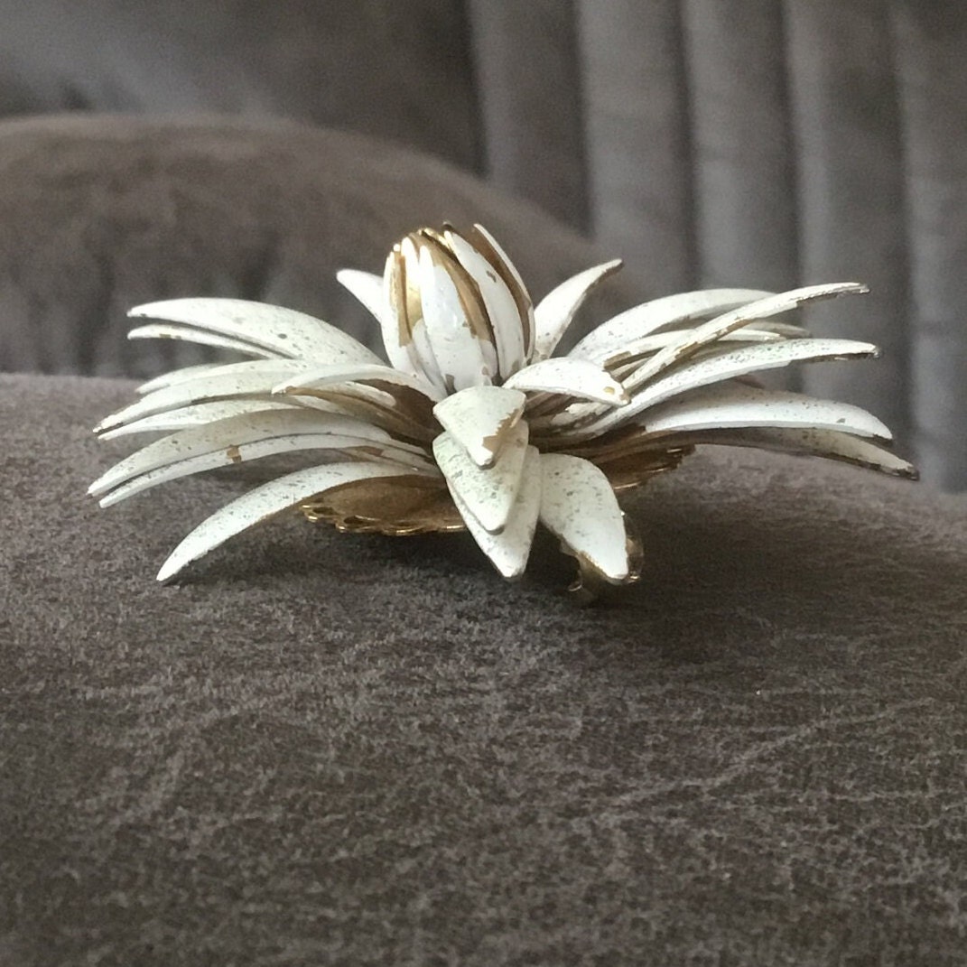 ヴィンテージ エナメル ホワイト フラワー ブローチ - Etsy 日本