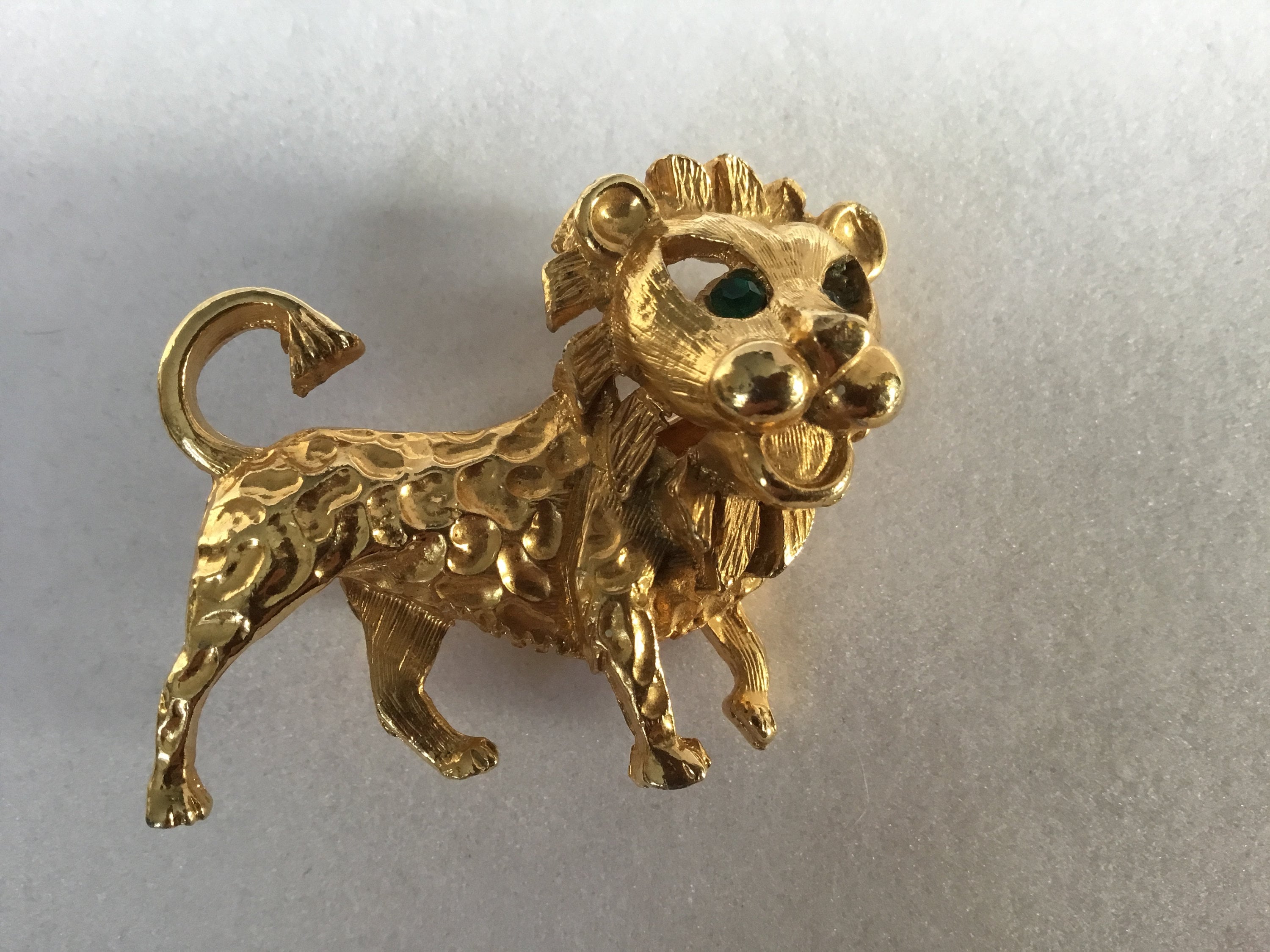 STERLING SILVER RUNNING LION PIN BROOCH EMERALD EYE
