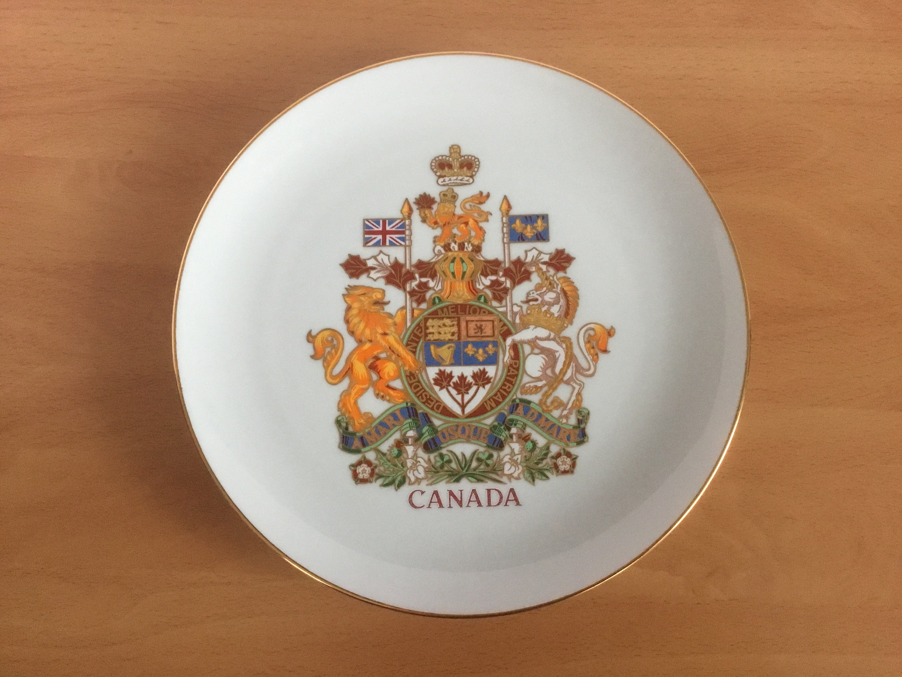 Vintage Canadá Escudo de Armas Placa de coleccionista de recuerdos POR BANAWE CANADA 9.5"