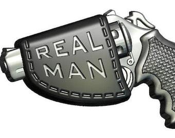 Puede incluir: Un revólver plateado con una funda de cuero negro. La funda tiene las palabras "REAL MAN" grabadas en relieve.