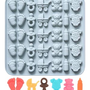 Puede incluir: Un juego de tres tazas de cerámica con un acabado moteado y mate. Las tazas son de color crema, gris claro y gris oscuro. Cada taza tiene un diseño simple y minimalista.