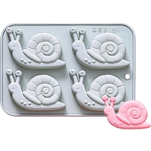 Könnte beinhalten: Ein Set aus drei Keramikbechern mit gesprenkelter, matter Oberfläche. Die Becher sind in Creme-, Hellgrau- und Dunkelgrautönen gehalten. Jeder Becher hat ein schlichtes, minimalistisches Design, ideal für Kaffee oder Tee.