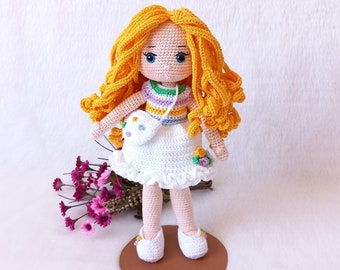 Poupée amigurumi au crochet, poupée cheveux jaunes, fille cheveux jaunes au crochet, pour cadeau d'anniversaire, cadeau enfant, poupée au crochet, Hakelnisttoll, poupée