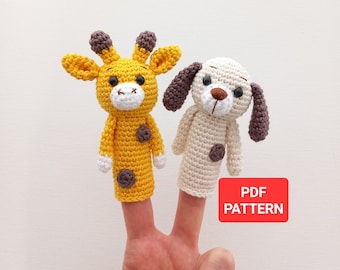 Puede incluir: Dos títeres de dedo, una jirafa amarilla y un perro blanco, se llevan en los dedos de una persona. Los títeres están hechos a crochet y tienen ojos y narices marrones. El texto "PDF PATTERN" está en un rectángulo rojo.