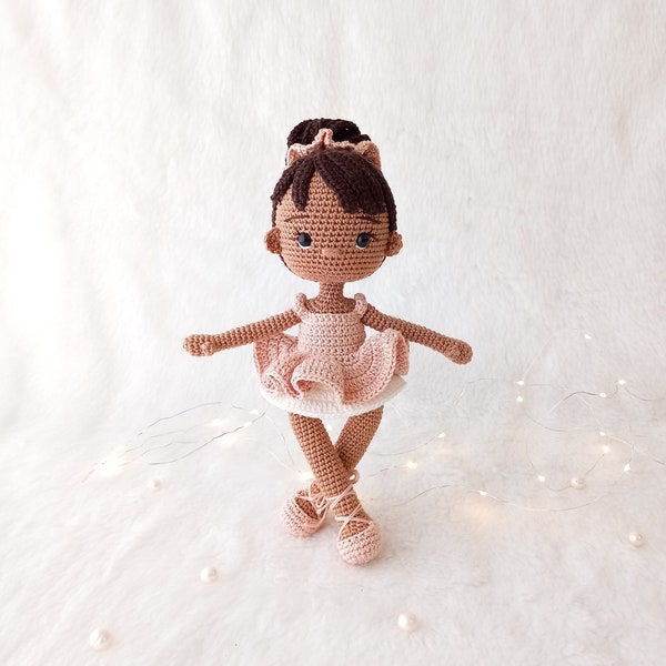 Poupée ballerine au crochet, poupée peau foncée au crochet, poupée africaine, poupée américaine, cadeau de Noël pour elle, poupée ballerine faite main, ballerine jouet