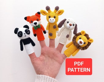 Puede incluir: Cinco marionetas de dedo, un panda, un zorro, una jirafa, un perro y un león, se llevan en una mano. Las marionetas están hechas a crochet y tienen diferentes colores y patrones. El texto "PDF PATTERN" está en un rectángulo rojo en la esquina inferior derecha de la imagen.