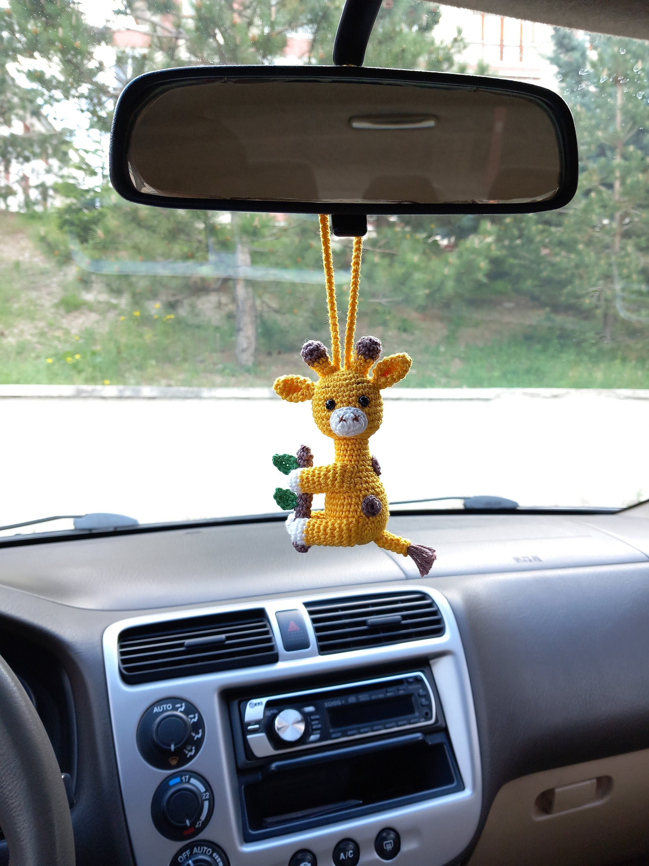 Jirafa de ganchillo para colgar en el coche: Dije para espejo