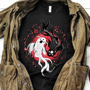 Koi Yinyang Fish Shirt, Street Wear giapponese, Camicia estetica, Camicia giapponese, Opere d&#39;arte giapponesi, Camicia della fortuna, Regali estetici Camicia unisex