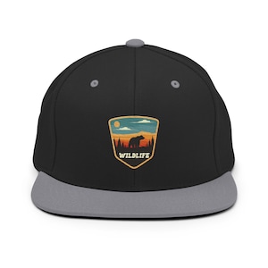 Sombrero Snapback bordado retro Bear In The Woods - Sombrero Flexfit de oso y montaña - Sombrero de campamento de osos al aire libre Sunset - Sombreros de regalo de senderismo para hombres