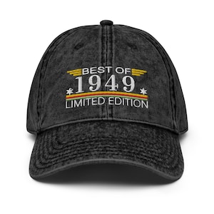 Könnte beinhalten: Schwarze Vintage-Baseballkappe aus gewaschenem Baumwollstoff mit gelben, roten und grünen Streifen und weißem Text, der "BEST OF 1949 LIMITED EDITION" lautet.
