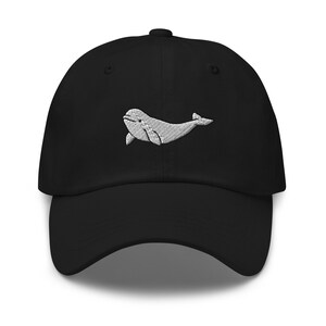 Puede incluir: Una gorra de béisbol negra con un diseño de ballena bordado en blanco.