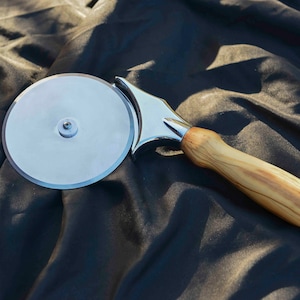 Pizza cutter luxury version (chrome design + olive wood)