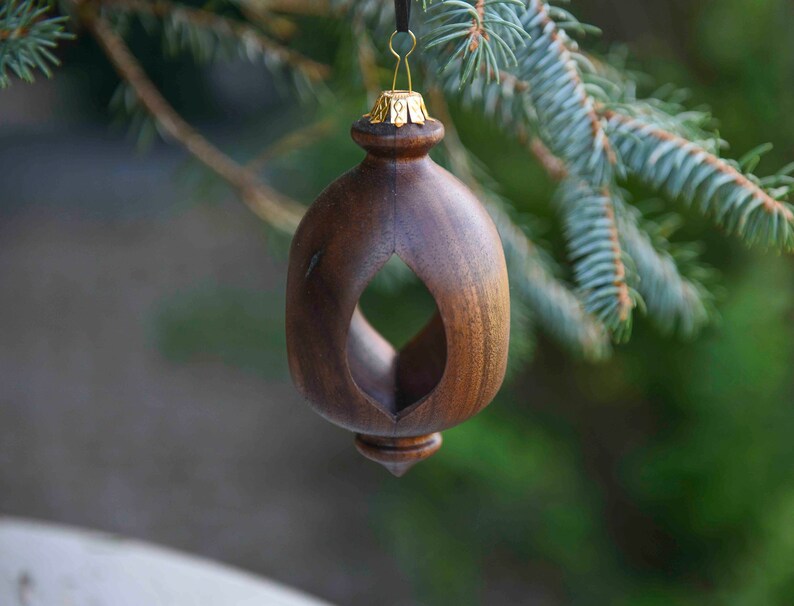 Ornament aus Nussbaum Bild 1