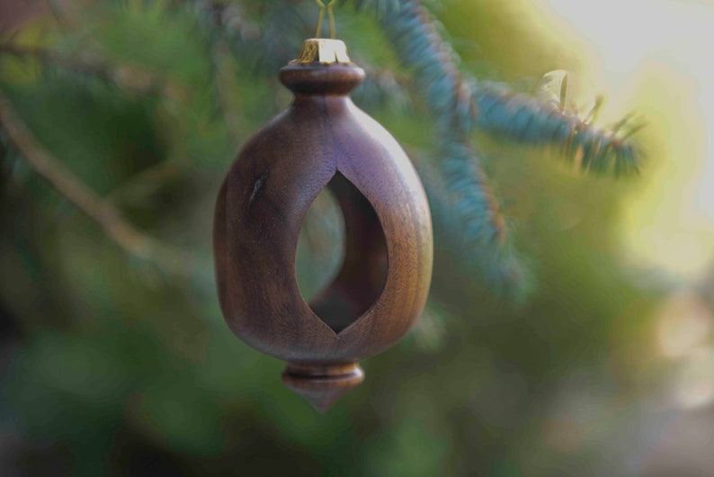 Ornament aus Nussbaum Bild 3