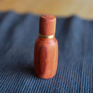 Nål och pillerdosa av padaukträ