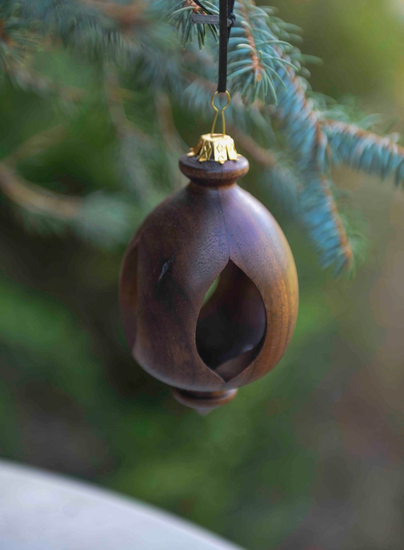 Ornament aus Nussbaum Bild 2