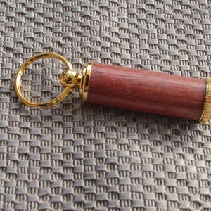 Schlüsselanhänger Gold und Bubinga mit Pillenbox