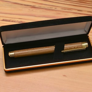 Estuche elegante con borde dorado.
