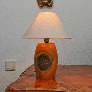 Bordslampa tillverkad av unikt körsbärsträ