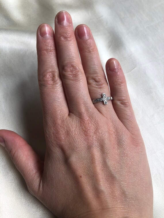 Anello a croce con zirconi
