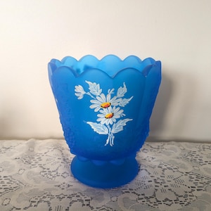 Vintage Westmoreland Frosted Blue Glass Vase – Hand Painted Daisy Floral, 5&quot; Scalloped Rim Pedestal – Mid Century Satin Glass Decor