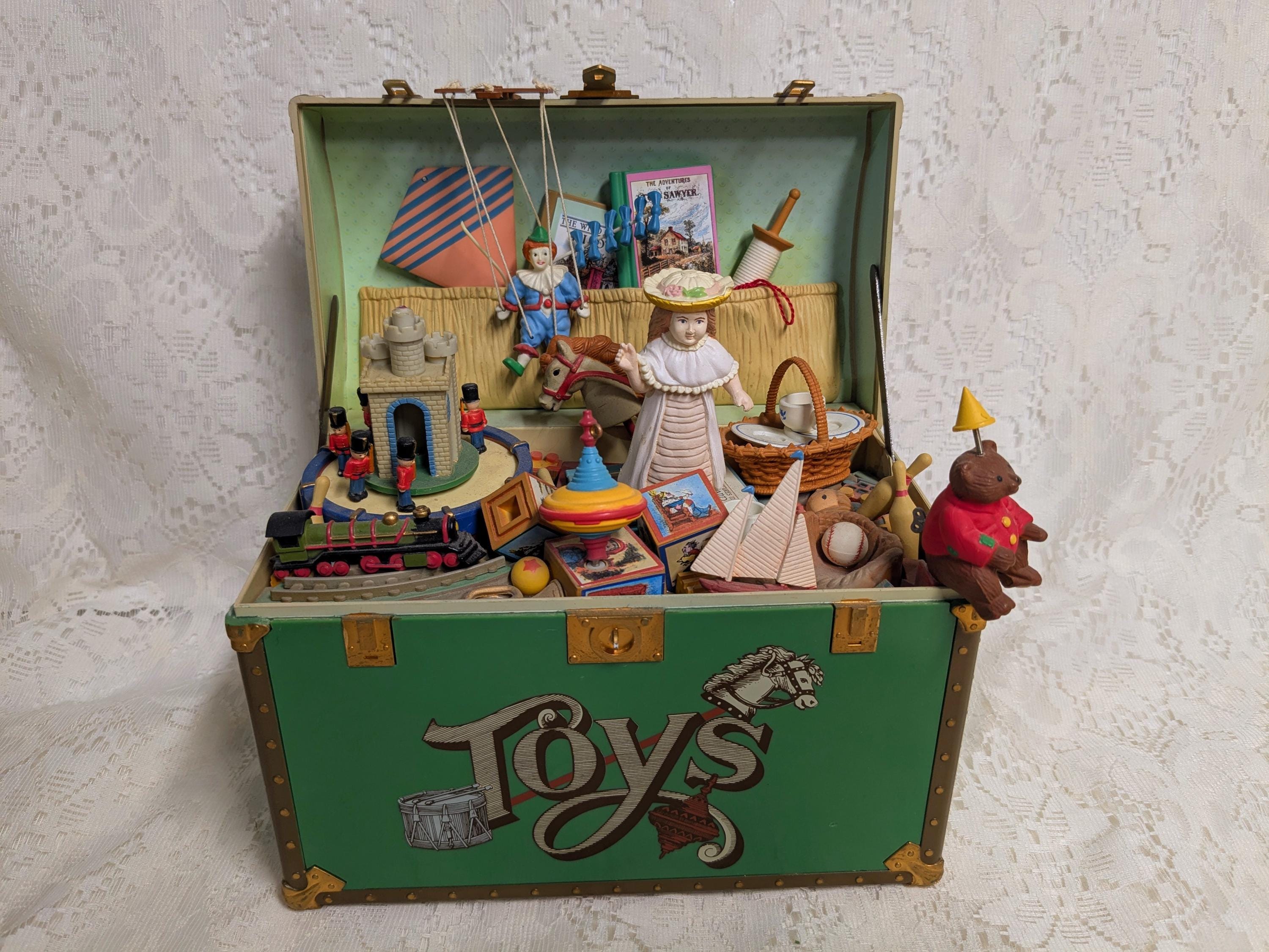 ENESCO TREASURE CHEST of Toys オルゴール Enesco 'Treasure Chest of Toys' Animated Music Box In box