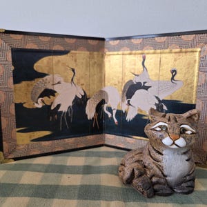 Puede incluir: Un letrero de madera rústica con el texto "Welcome to our home" en letras blancas. El letrero presenta un acabado envejecido y un diseño sencillo y acogedor, ideal para un porche o entrada.