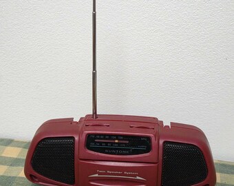Radiocasete portátil Suntone AM/FM vintage en funcionamiento / Radio retro de los 90 con dos altavoces y pilas / Mini estéreo burdeos para decoración