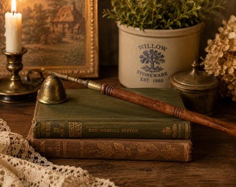 Spegnicandele vintage in ottone con manico in legno tornito, accessorio per camino, stile vittoriano, decorazione per cottage.