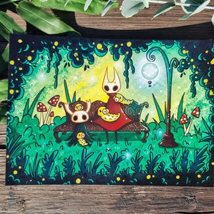 Könnte beinhalten: Eine handgemalte Illustration einer Figur aus dem Videospiel Hollow Knight, die auf einem Sofa mit einem Freund sitzt. Die Szene spielt in einem Wald mit grünem Laub und Pilzen. Der Hintergrund ist dunkelblau mit gelben und grünen Akzenten.