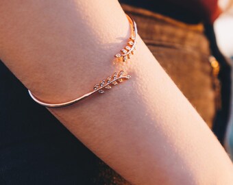 LOt Bangles Bracelets Color Gold Bracelet 18K Rose Gold Set Love Flowers Simple Temperament Sen System Valentines Day Birthday Gift LOt Bangles Bracelets Color Gold Bracelet 18K Rose Gold Set Love Flowers Simple Temperament Sen System Valentines Day Birthday Gift