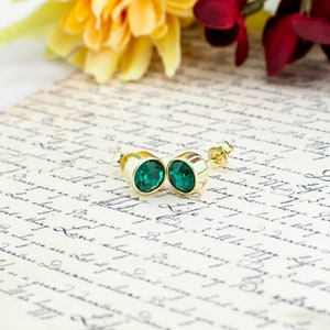 Boucles d'oreilles émeraude avec pierre de naissance de mai, cristal bohème vert dans des clous en or ou en argent, anniversaire, amour, cadeau pour maman avec carte histoire gratuite
