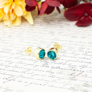 Boucles d'oreilles topaze bleue avec pierre de naissance de décembre, cristal bohème bleu sarcelle, clous en argent ou en or, anniversaire, cadeau pour une maman avec carte histoire gratuite