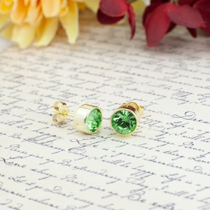 Boucles d'oreilles péridot avec pierre de naissance du mois d'août, cristal bohème vert clair, clous en or ou en argent, anniversaire, cadeau pour maman avec carte histoire gratuite