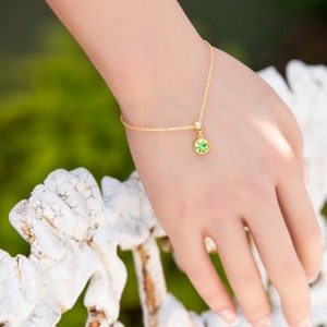 Bracelet péridot avec pierres de naissance d'août, cristal bohème vert clair, chaîne réglable en or ou en argent, anniversaire, cadeau pour maman avec carte histoire