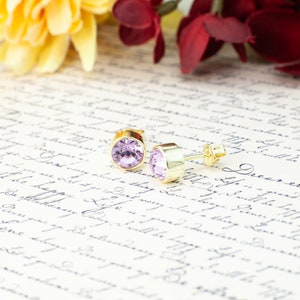 Boucles d'oreilles alexandrite avec pierre de naissance de juin, cristal bohème violet clair, clous en or ou en argent, anniversaire, cadeau pour maman avec carte histoire gratuite