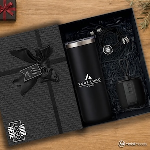 Peut inclure: Un coffret cadeau noir contenant un gobelet noir mat avec le texte YOUR LOGO HERE, un câble de chargement noir et une enceinte carrée noire. Le couvercle présente un nœud en ruban noir et une étiquette avec le texte JUST FOR YOU et YOUR LOGO HERE.