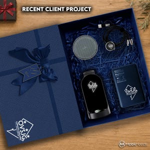Peut inclure: Un coffret cadeau bleu marine contenant une enceinte circulaire, un câble de charge noir, un socle de charge sans fil noir et une batterie externe de 10000mAh. La boîte présente un ruban bleu marine, une étiquette Just for you et le logo OVSJG.