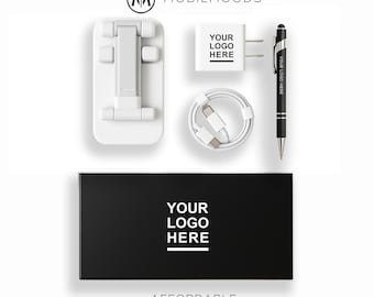 Pode incluir: Uma caixa de presente preta com o texto "YOUR LOGO HERE" na parte superior. A caixa contém um suporte de telefone branco, um carregador de telefone branco, um cabo de carregamento branco e uma caneta preta com o texto "YOUR LOGO HERE" nela.