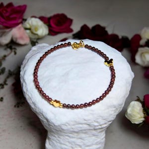 Pulsera de granate: pulsera minimalista, pulsera de compromiso, regalo para ella, pulsera con dije de corazón y mariposa, pulsera de piedras preciosas pequeñas
