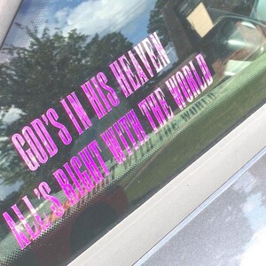 Pu&ograve; includere: Un adesivo in vinile rosa sul finestrino di un'auto che recita "God's in His Heaven, All's Right With The World."