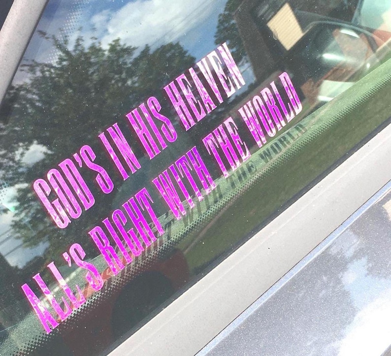 Pu&ograve; includere: Un adesivo in vinile rosa sul finestrino di un'auto che recita "God's in His Heaven, All's Right With The World."