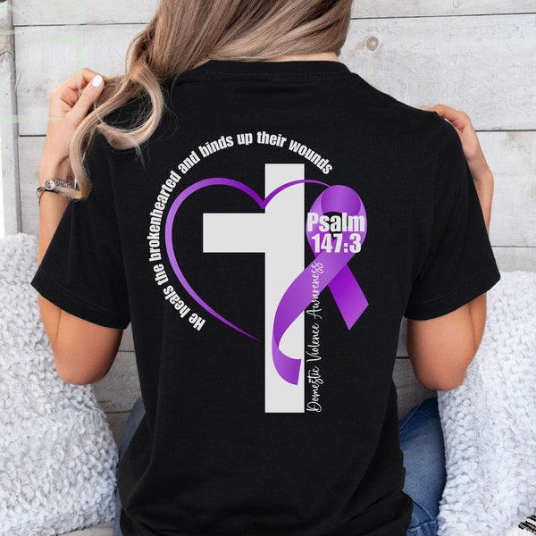 Maglietta cristiana per la sensibilizzazione contro la violenza domestica, versetto biblico Salmi 147:3, Lui guarisce i cuori spezzati, maglietta con nastro viola DV DVAM