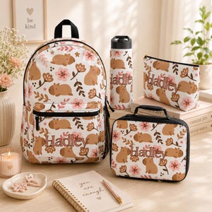Set de regalo personalizado de mochila con estampado floral de capibara, bolsa de almuerzo para la vuelta al cole con estampado floral de capibara para niñas, vaso personalizado con diseño de capibara, bolsa de bolsillo personalizada