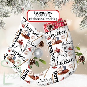 Könnte beinhalten: Personalisierter Weihnachtsstrumpf mit weißem Hintergrund und Baseball-Motiv. Der Strumpf zeigt einen Baseballspieler, Schläger und Bälle mit dem Namen "Jackson", der sich wiederholt.
