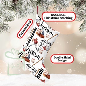 Könnte beinhalten: Ein personalisierter weißer Weihnachtsstrumpf mit Baseball-Motiv. Der Strumpf zeigt einen roten und weißen Baseballspieler, Baseballschläger und Baseballs. Der Strumpf ist mit dem Namen "Jackson" verziert, der sich über die gesamte Oberfläche wiederholt. Der Strumpf ist doppelseitig und hat einen roten Rand.