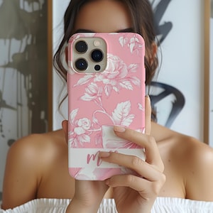 Estuche para teléfono personalizado con diseño de rosas vintage en toile rosa, estuche para iPhone 16 con lazo chinoiserie coquette, iPhone 13, 14, 15, 16 Mini Plus, Pro Max