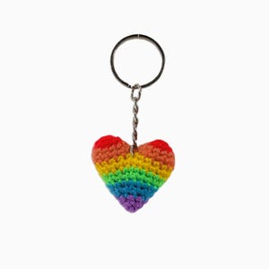 Peut inclure: Porte-clés en forme de cœur crocheté arc-en-ciel avec un anneau de clé argenté.